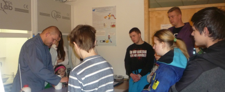 Powiększ obraz: Uczniowie podczas zajęć na Uniwersytecie Śląskim